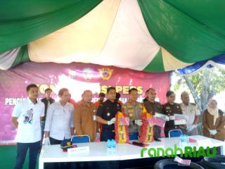 Waka Polres Bengkalis Pimpin Pemusnahan Barang Ilegal Asal Malaysia