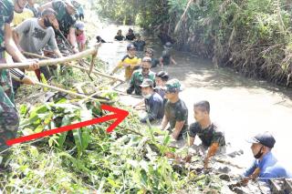 Ketua DPRD Inhil Ikut Bersihkan Sampah Penyebab Banjir di Kota Tembilahan