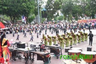 Ribuan Masyarakat Bengkalis Padati Lapangan Tugu Saat Penurunan Bendera di HUT RI ke 80