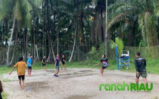 Personel Satgas TMMD ke 116 Kodim Inhil Tampak Akrab Saat Olahraga Bersama Masyarakat