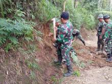 Pelebarkan Jalan Gunakan Linggis
