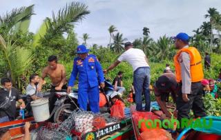 Speed Boat di Perairan Inhil Bocor dan Karam, Sat Polair Evakuasi Penumpang