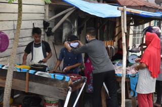 Cegah COVID-19, Warga Tionghoa Bersama Polres Bengkalis Bagi Masker ke Warga
