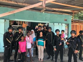  BRIMOB POLDA KEPRI LAKSANAKAN BESEMBANG BERCERITE KAMTIBMAS DENGAN MASYARAKAT