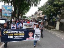 Ratusan Massa Antar Zulfan Kembalikan Formulir ke PDI P Pekanbaru