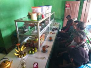 Tugas Komsos Unik, Sembari Makan Gandeng Pekerja