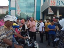 Pjs Bupati Inhil Bagikan Takjil Kepada Masyarakat