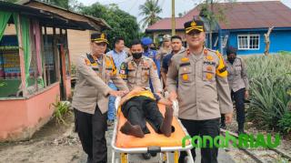 Jenguk Azmi Lumpuh Sejak Lahir, Ibu Misnah: Terima Kasih Kapolres Bengkalis