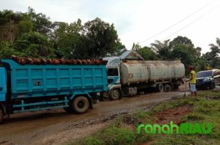 Jalan Lintas Kuantan Singingi Inhu rusak parah, Edo : Pemprov Riau harus maksimalkan anggaran