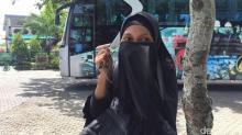  Wahhhh.. Mau Kasih Batik, Wanita Ini Rela Temui Rombongan Raja Salman