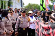 Potret Persahabatan Pada Satgas TMMD ke-104