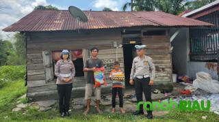 Satlantas Polsek Mandau Salurkan Bansos Kepada Warga Sesuai Arahan Kapolsek