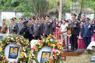Kapolda Riau Pimpin Upacara Pemakaman Bripka (ANM) Hendra Saut Parulian Sibarani