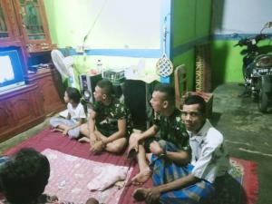 Kebersamaan Komunikatif Anggota Satgas TMMD Tegal Dengan Orang Tua Angkat