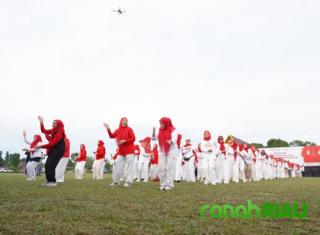 Keseruan TP PKK Riau bersama Organisasi Wanita Ikut Aura Farming Pacu Jalur