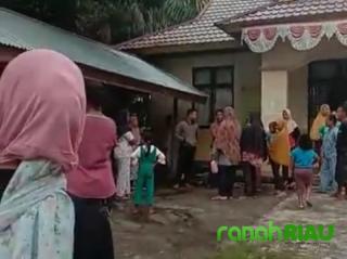 Tidak Transparan Soal BLT. Puluhan Masyarakat  Demo Kepala Desa Jaya 