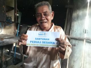 Hidup Sebatangkara, Nur Bahagia Terima Bantuan Rumah Yatim