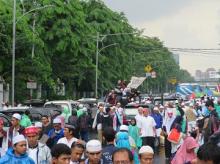 Massa 112 Setia Bertahan di Jalan Depan Gambir