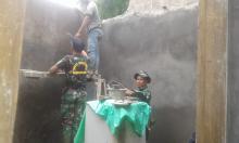 Renovasi Rumah Amas Tahap Pembongkaran Atap Satgas TMMD Ke 104  Kodim Bekasi 