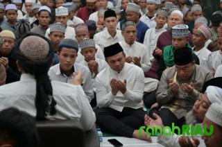 Ikut Belasungkawa atas Meninggalnya Affan Kurniawan, Gubri gelar Sholat Ghaib di Masjid Agung Annur