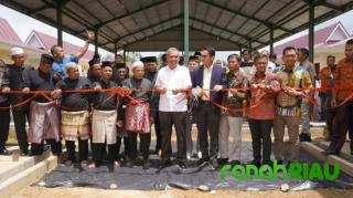 Didampingi Legislator Muda Indonesia, PJ Bupati Kampar resmikan Pasar LKMD Desa Kasikan