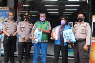 Tim Jumat Barokah Polda Banten bagikan Sembako dimasa Pandemi