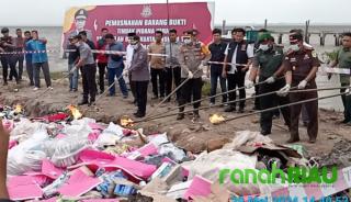 Telah Inkracht, Kejari Bengkalis Musnahkan 113 Barang Bukti Perkara Tindak Pidana