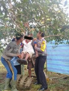 astagaaa... !!! Kakek Tua Ditemukan Tewas Tergantung di Pohon Melinjo, diduga Bunuh diri