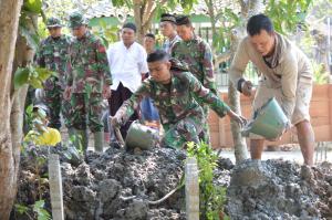 Personil Satgas TMMD Ke-105 Bantu Pemakaman Warga Meninggal