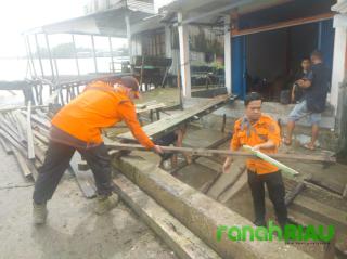 Enam Rumah dan Dua Fasilitas Umum di Tanah Merah Rusak Berat, BPBD Langsung Bertindak.!!