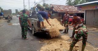 Danramil 08/KM Pimpin Langsung Perbaikan Jalan yang Rusak Parah di Pusat Kota Kecamatan