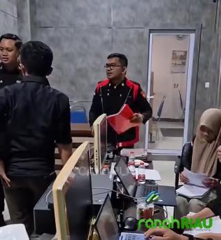 GEGER! Kantor Bupati Meranti Digeledah Kejari, 1 Kotak Dokumen dibawa Penyidik