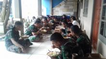 Kekompakan Dan Kebersamaa. Satgas TMMD Terlihat Saat Makan Siang