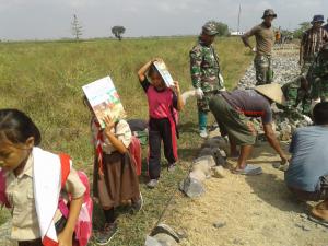 . Sepulang Sekolah, Puluhan Siswi Jatimulya Sisir Jalan Tikus