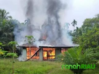 Satu Unit Rumah Semi Permanen Hangus Dilalap Sijago Merah