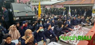 Ketua dan Wakil DPRD Bengkalis Sementara Menerima Pesan Dari Mahasiswa