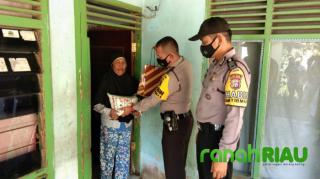 Menyongsong HUT Bhayangkara 1 Juli 2022, Polsek Kuantan Mudik Berikan Bantuan Sembako