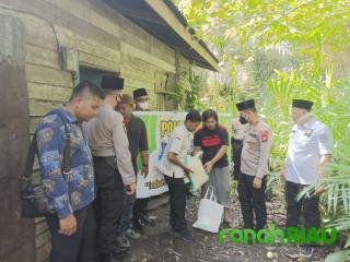 Polsek Tambang Lakukan Jumat Berkah Dengan Berbagi Sembako Kepada Warga Kurang Mampu