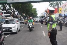 Pusat Perbelanjaan Mulai Ramai Dikunjungi Warga, Sat Lantas Tingkatkan Patroli Urai Kepadatan