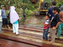 Buruh Tani Senang Jalan Hampir Selesai