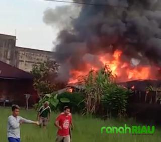 Diduga Konsleting Aliran Listrik, Dua Unit Rumah Semi Permanen Terbakar
