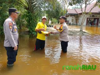 Polri dan Masyarakat Bersatu Hadapi Bencana Banjir di Kampar Kiri Hilir