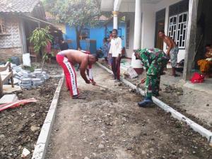 Selain Sasaran Pokok, Anggota Penugasan TNI Tegal Bantu Warga Pavingisasi