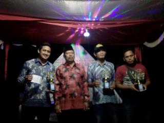 Pemuda Karang Ayer 1 Duri Serahkan Piala Kejuaraan Bola Voli