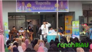 Ustadz Abdul Somad gemakan Bapenda bershalawat bersama Ribuan jamaah Majelis Taklim Kampar
