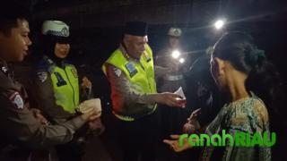 Sambangi Masyarakat di Pengungsian, Ditlantas Polda Riau berbagi Sahur Ramadhan 1446 H