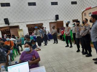 Polsek Mandau Lakukan Vaksinasi Kepada Warga di HUT Bhayangkara ke 75