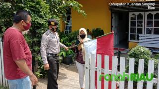 Bersama Warga Kapolsek Pimpin Pemasangan Bendera Merah Putih dan Umbul Umbul