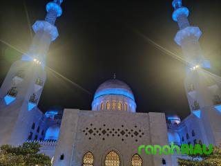 Pesona Malam di Masjid Raya Sheikh Zayed Solo: Kilau Cahaya dan Kedamaian yang Menyentuh Hati