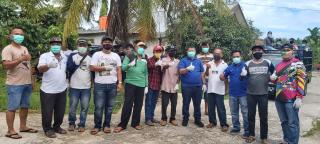 Reaksi Cepat, Camat Mandau Riki Semprotkan Disinfektan